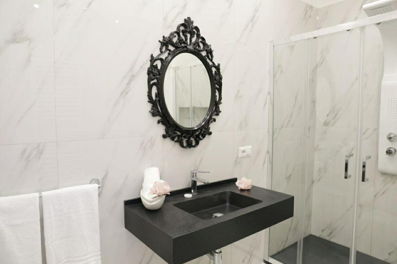 La Dukesca Chic Apartment Наполи Екстериор снимка
